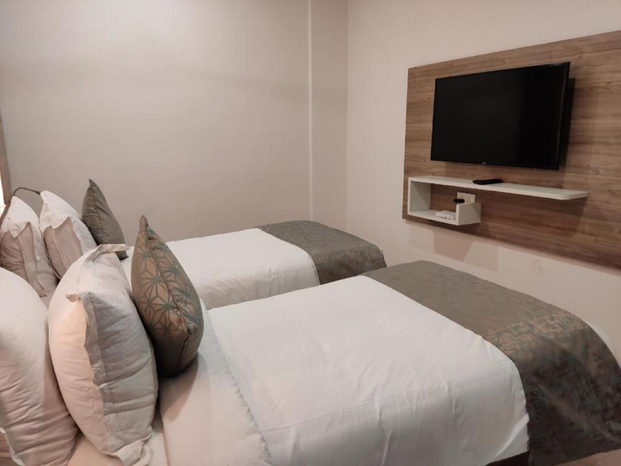 Residenza Adhikrishna Arcade Hotel Erode Kültér fotó