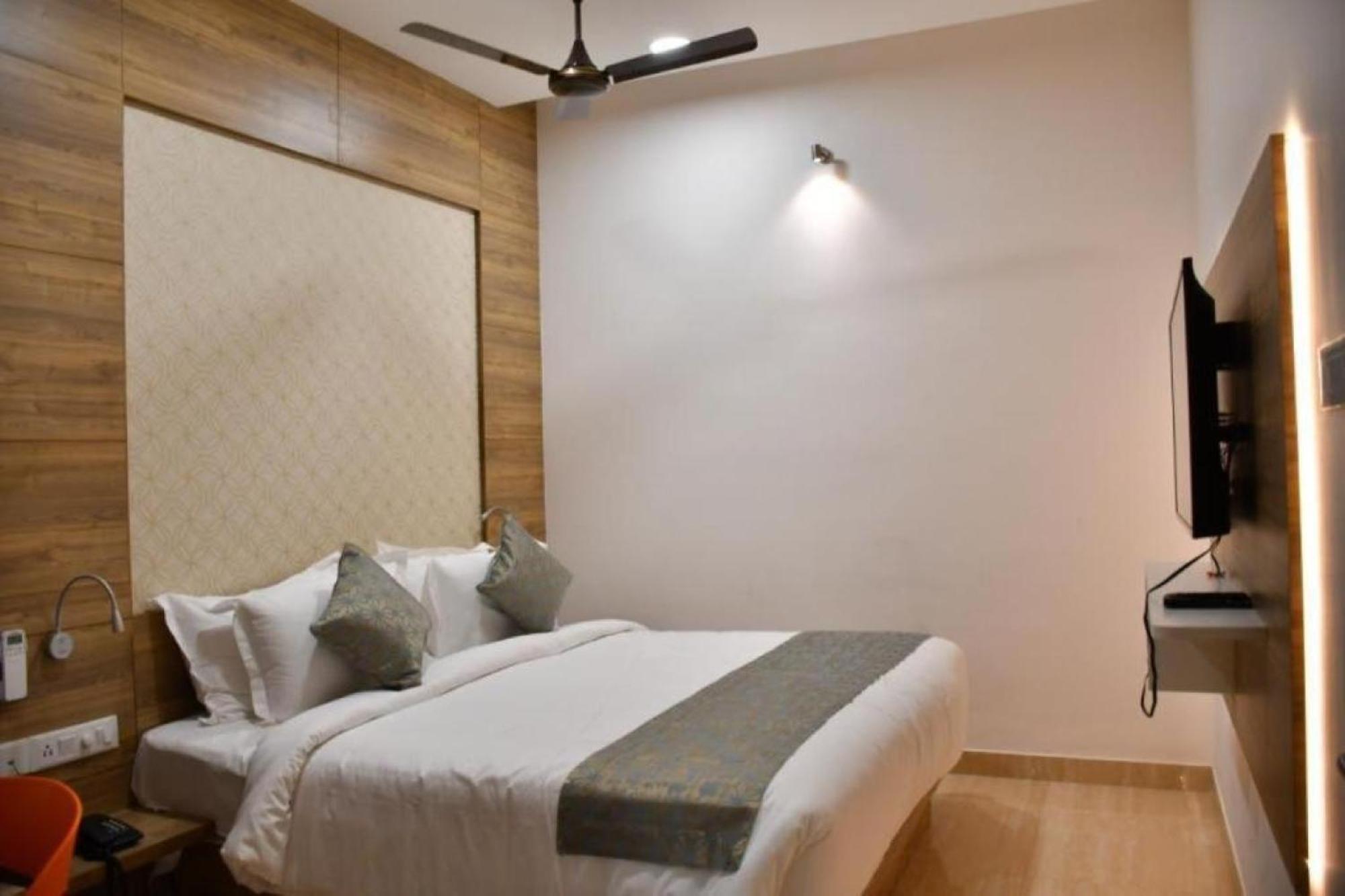 Residenza Adhikrishna Arcade Hotel Erode Kültér fotó
